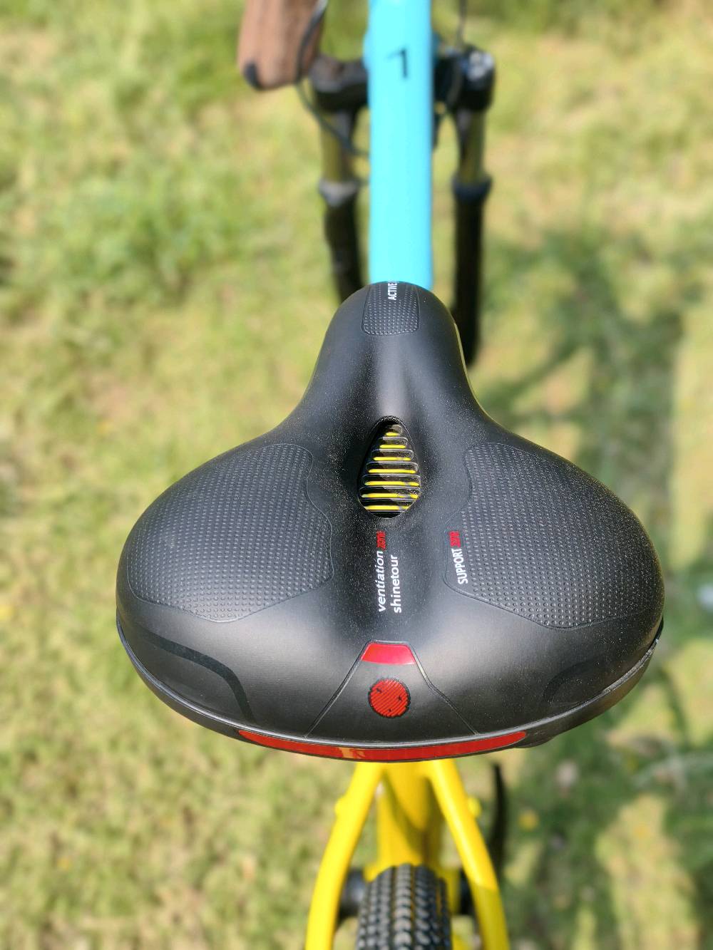 دراجة جبلية متطورة للطرق الوعرة. تتميز بهيكل بلون أصفر مشرق وتصميم يجمع بين الانسيابية والمتانة. مجهزة بمكابح قرصية قوية، ومغير سرعة متعدد المستويات لتجربة قيادة محسنة على كافة أنواع الطرق. المقعد واسع ومريح مع نظام تهوية ودعم إضافي. فرصة رائعة لعشاق المغامرة.