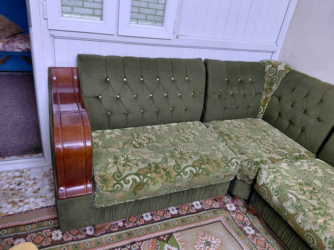 السلام عليكم متوفر تخم للبيع ٦ مقاعد زاويه + طابوريه + كوشات امانه الله التخم جديد  وسعره ١٥٠ والي يحب يستفسر عنه ويشوفه يتفضل عل الرقم  ***********
