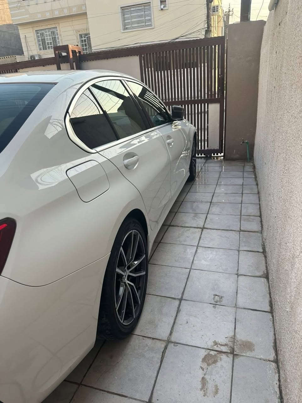 السلام عليكم
BMW 330i 2021

رادارات 360درجة 🌟

حساسات امامية خلفية ☄️

كامرا خلفية 

داخل جلد بيج بلادي 

تدفئة كراسي 

كراسي كهرب 

لايتات امامية متحركة 

لايتات زينون. بلادي 

كراسي ميموري 

السيارة ماشية 57mile 

وبيها مواصفات بعد خير من الله

حادثها الباب خلفي فقط ومبدل نفس اللون  
مكاني غزالية 
***********
