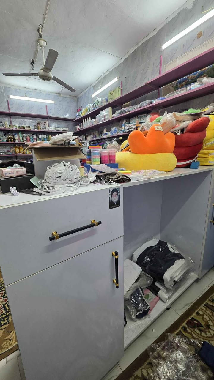 سلام عليكم محل للبيع كوزمتك وتجهيزات مدرسيه وملابس اطفال جاهز وكامل مسواك من ملابس قماصل ملاعيب اطفال  وتجهيزات مدرسيه كامله بيه هواي شغلات مامبينه بل تصوير بعدهي مامعروضه ورفوف ولميوزه ولجام خانه وحدهه كلفت مليونين للبيع العنوان نجف حي لنصر مهندسين شارع لسوك لاستفسار تصال عل الرقم (( ***********)) مامتواجد عل فيس النجف, العراق
