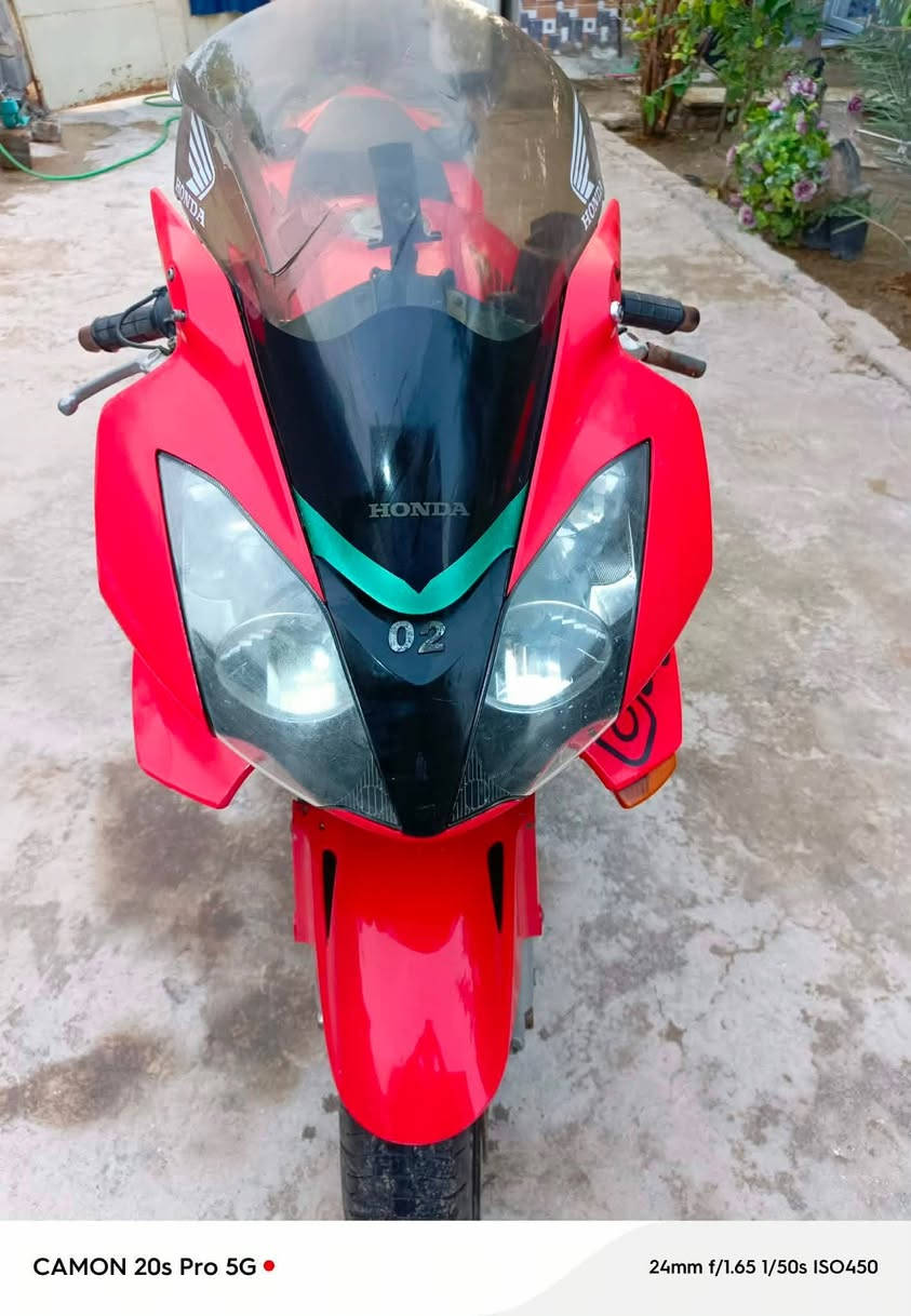 السلام عليكم دراجه VFR800 
حجم المكينه 800 
اوراق مكمركه 
الدراجه بيه صوت مكينه ابيعلك طافيه ( كوم حديد) 
بس دراجه تشتغل
فيت بم جديد
بلكلات جدد 
صدر امامي نضيف 
تايرات جدد
دبلات كله شغاله 
كهربائيان كله شغاله
مكان الدراجه بابل حله ( سعره 10 اوراق ) 
رقمي ***********
