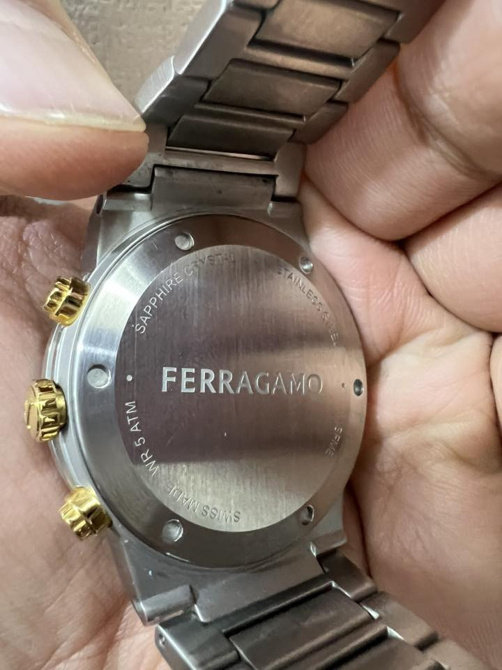 للبيع ساعة Salvatore Ferragamo من تشكيلة Sapphire الفاخرة، تتميز بتصميم عصري يجمع بين الأناقة السويسرية والذوق الإيطالي الرفيع.
• الموديل: Ferragamo Sapphire Chronograph (SFME).
• الميناء: لون أخضر زيتوني مميز بنقشة شعار "Gancini" المزدوج.
• الهيكل: ستانلس ستيل (Stainless Steel) مع تفاصيل باللون الذهبي (Two-tone).
• الزجاج: ياقوت مقاوم للخدش (Sapphire Crystal).
• المحرك: سويسري الصنع (Swiss Made) لضمان دقة متناهية.
• المقاومة: مقاومة للماء حتى عمق 50 متر (5 ATM).
• الحالة: ممتازة /).
الساعة قطعة استثمارية رائعة ومثالية للمناسبات الرسمية واليومية.
السعر المطلوب: (370 دولار )
للتواصل: (وتساب ***********)
