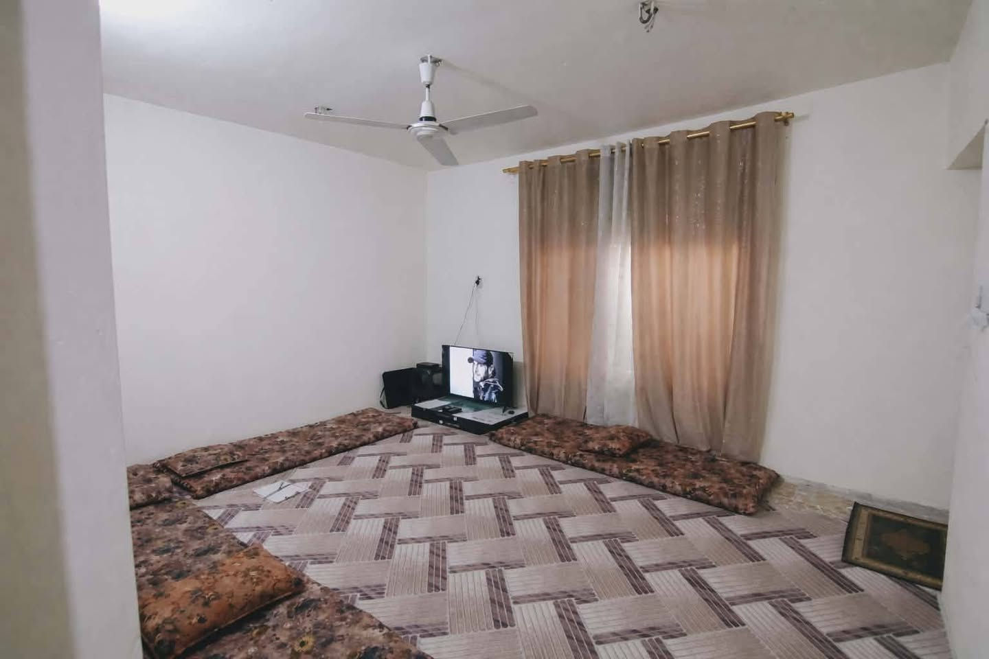 في أبو غريب – حي الشهداء
🏠 بيت طابقين بموقع حيوي جدًا يم سوق السكلات مباشرة
مناسب للسكن والاستثمار بنفس الوقت 👌
📐 المساحة: 80 متر
📏 النزال: 8 متر
📏 الواجهة: 10 متر
✨ التفاصيل:
▪️ غرفتين
▪️ استقبال
▪️ مطبخ
▪️ دخوليّتين للمنزل
▪️ طابقين
📍 جميع الخدمات متوفرة وقريبة (سوق، مدارس، محلات، مواصلات)
موقع مميز يرفع قيمة العقار مستقبلًا 💰
💵 السعر: 75 مليون قابل للتفاوض  ملاحظة طابو  صرف ‏‪0770 346 4327‬‏
