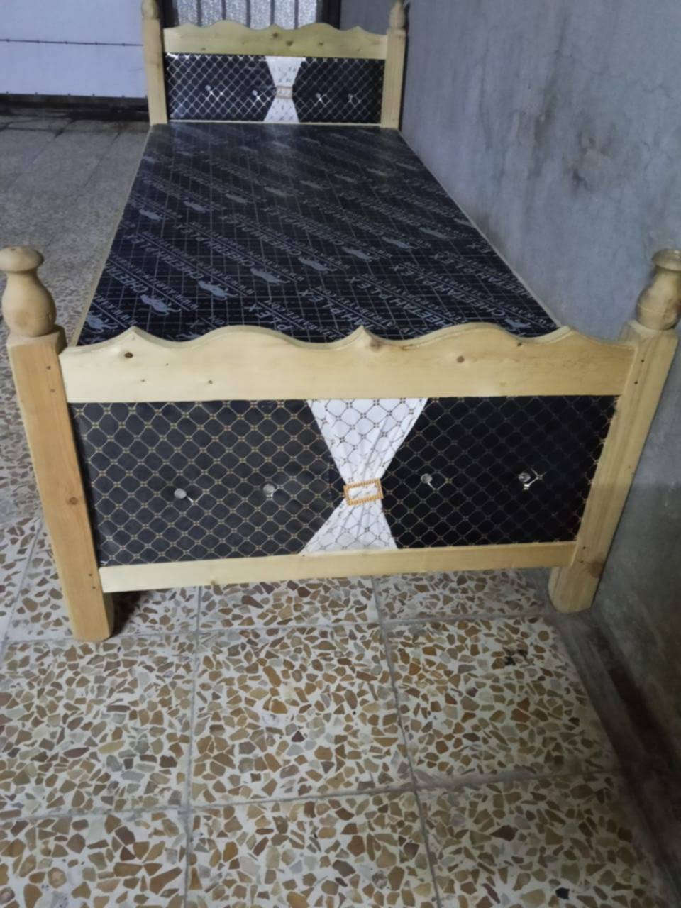 السلام عليكم 
سنك مرمر نضيف حيل 
السعر 100 بيه مجال 
سرير خشب مستعمل شي قليل السعر 55
للاتصال ***********
