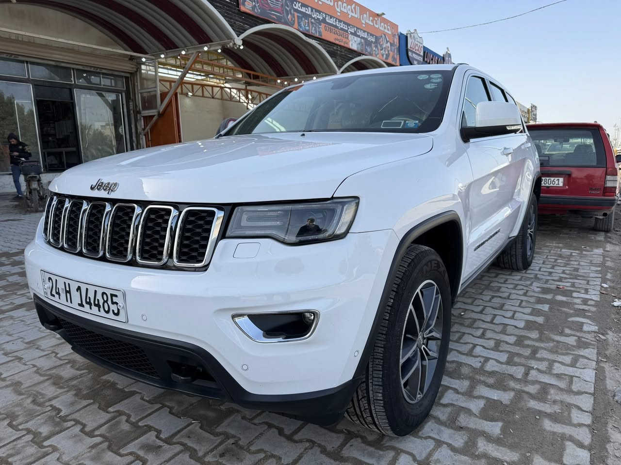 السلام عليكم
للبيع جيب شيروكي 2018 خليجي مكفوله 
ماشيه 172 الف كيلو 
مواصفات عاديه
حساسات امامي خلفي 
كشنات جلد كهرباء
زراك لايت 
توو ويل 
ستوني مبدل طابوكه 
السياره حلوه وجديده 
رقم دهوك الجديد تحويل
السعر 248 بيها مجال بسيط
مكان السياره / نجف
رقم الموبايل ***********
