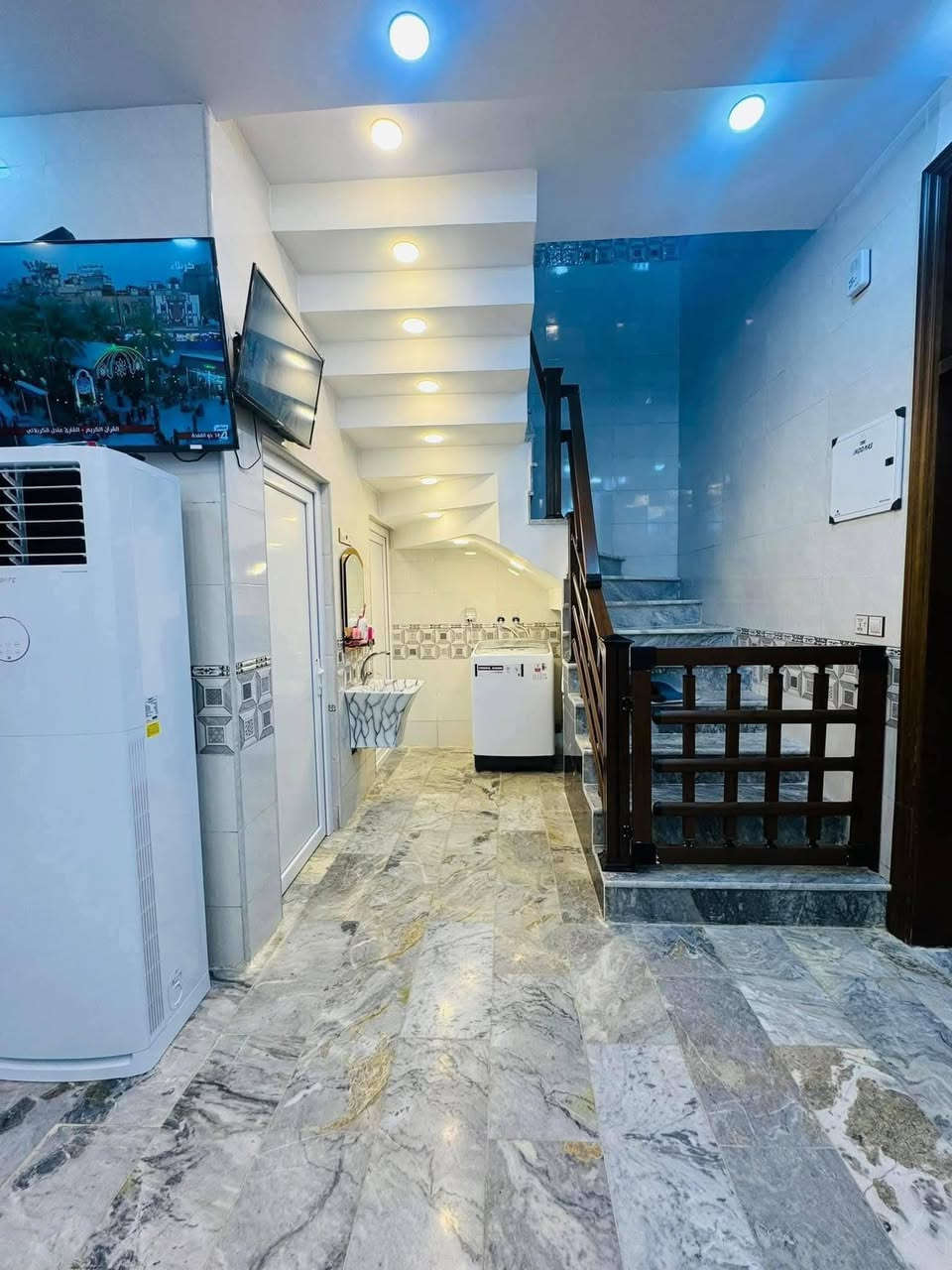 دار للبيع حله نادر الاولى شارع الحسن قريب جدا على الخدمي 

المساحــــــة  170 متر طابو زراعي سند25 

الــوآجـــهــة  8.5 متر 
النــــــــــــزال 20متر 

طابقين بناء حديث ارضيه مرمر

يحتوي على اربع غرف نوم وصاله وكليدور ومطبخ ومجمع صحيات وطارمه

عرض الشارع 10متر تبليط مجاري كافة الخدمات 

للاستفسار ***********
***********
مراجعة مكتب سومر للعقار حله نادر الاولى على الشارع الخدمي قرب حسينيه حنتوش
