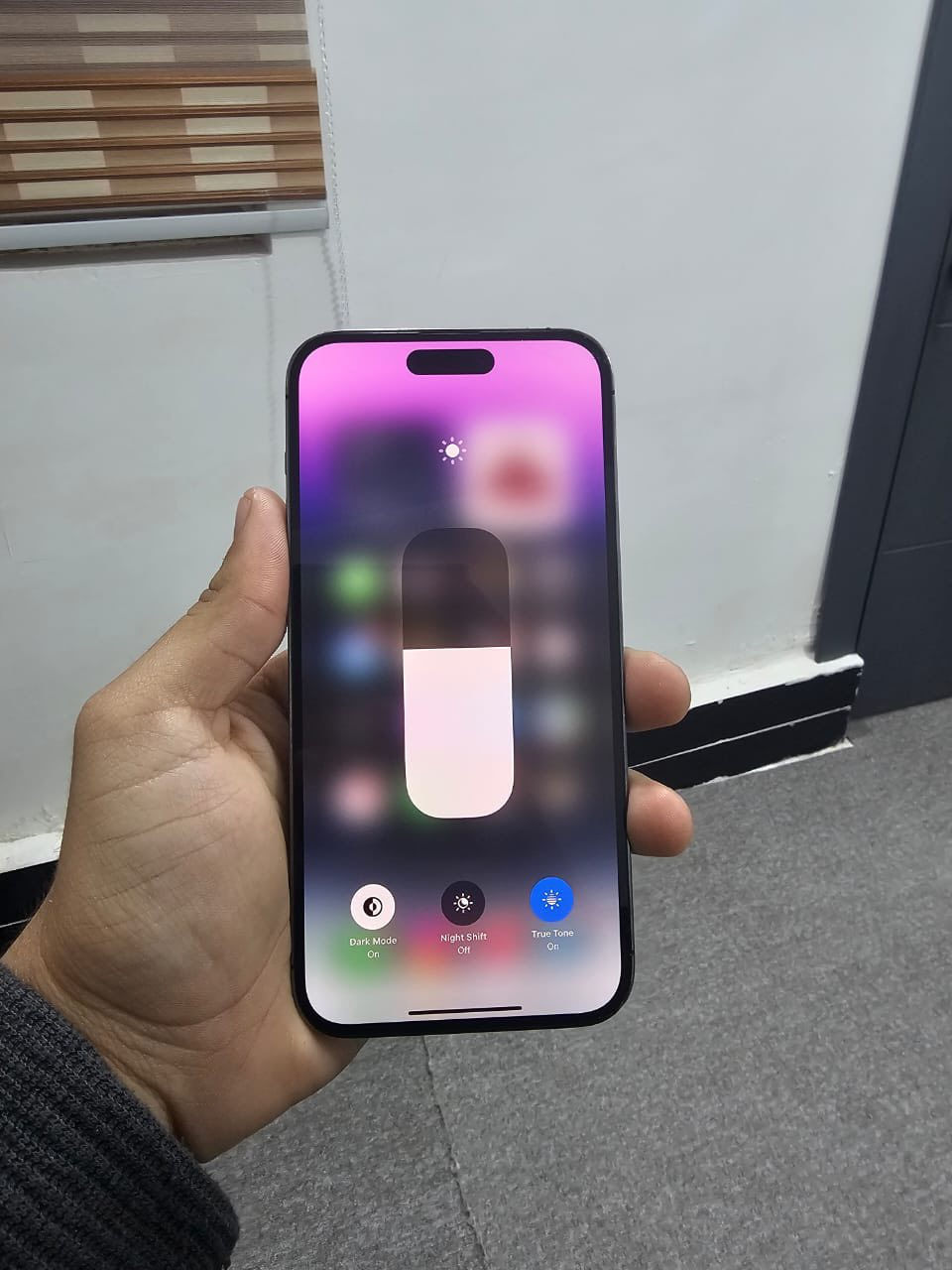 ايفون 14 برو ماكس بنفسجي 
الذاكرة : 256 جيجا 
البطارية : 86% 
نموذج شرق اوسط شريحة وحدة 
نفس ما موضح بالصورة الخلفية مكسورة مع كسر صغير جداً بالشاشة 
الشاشة ما مبدلة ابد والجهاز ما مفتوح 
السعر : 750,000 الف 
المكان النجف الاشرف مجمع ابو تراب 
اتصال مع واتساب : ***********
