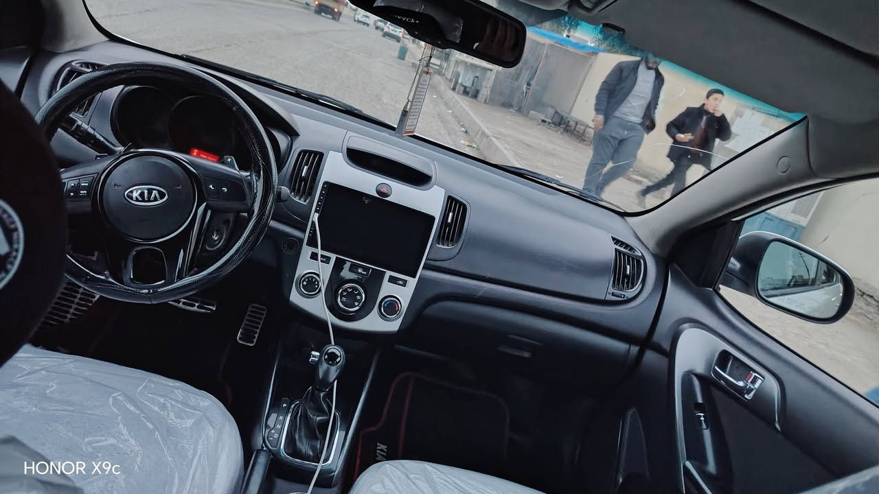 السلام عليكم سيراتو موديل ١٣ نص فول بدون صبغ بيها مكانين بارد ***********
