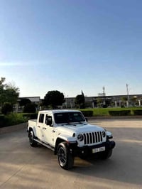 جيب كلاديتور ٢٠٢١  كلين محرك ٦ سلندر  ماشية ٣١ الف كم  سعر ٣٢٠ بيها مج...