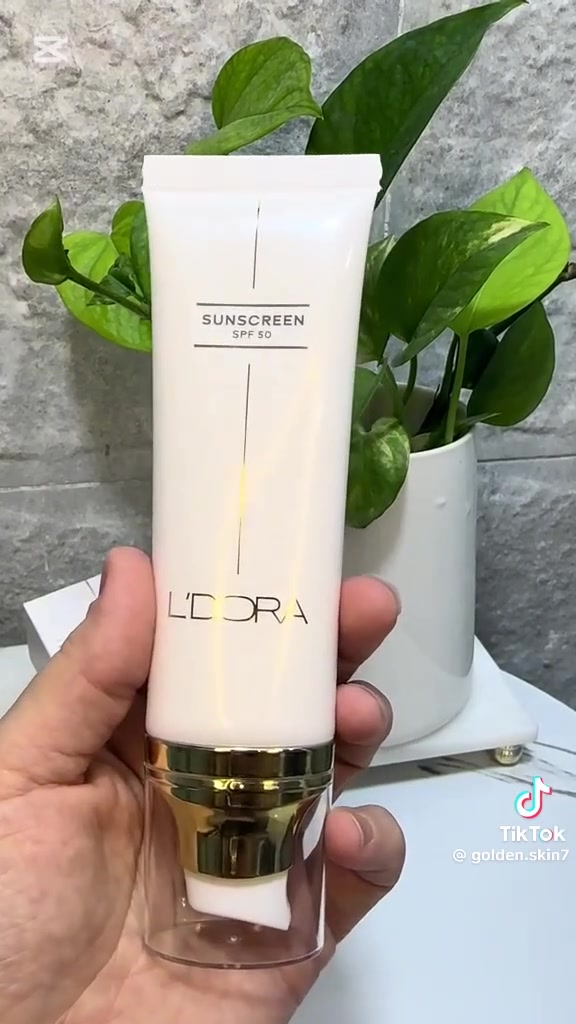 واقي شمس ليدورا كير (L'DORA CARE Sunscreen Cream) بتركيبة خالية من الزيوت ومعامل حماية SPF 50. تم تصميم هذا المنتج لتوفير حماية واسعة النطاق من أشعة الشمس الضارة (UVA وUVB) مع الحفاظ على صحة البشرة.


**إذا كنت صاحب هذا الإعلان وتريد حذفه لأي سبب، رجاءا أرسل رسالة إلى الدعم الفني**