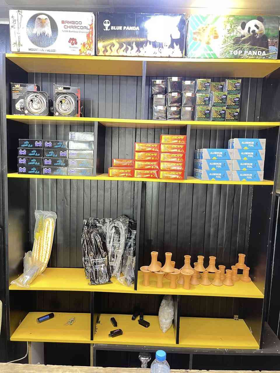 السلام عليكم رفوف  نراكيل كامله ألي بل صور وميز عدد 2 وميز مال معسلات هوه وغراضه كاملا للبيع عنوان كركوك طريق بغداد الأتصال عل رقم (***********)
