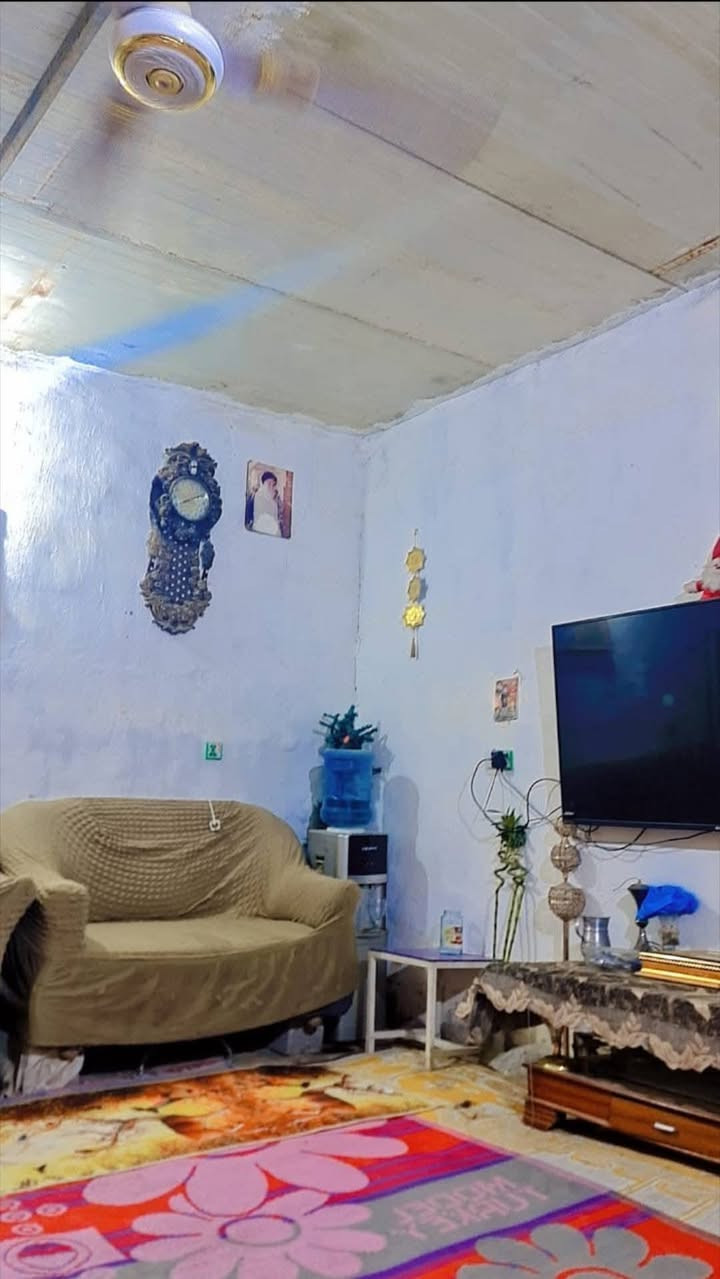 سلام عليكم من رخصت الادمن البيت البيع المساحه ١٠٠ متر العنوان الحسينيه مال الرشديه منطقه المخابرات يم مدرسه الرياض البيت تجاوز الاستفسار على الرقم ***********
