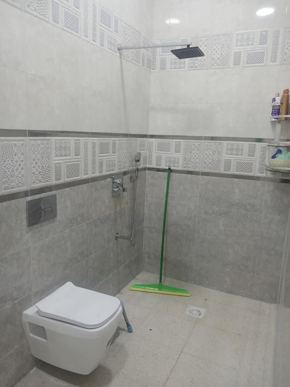 🔴 بيت للبيع – فرصة سريعة في بغداد!🔴
📍 الموقع: جسر ديالى القديم، شارع الإطفاء، خلف الجنسية
السعر: 125 مليون فقط
(قابل للتفاوض)
 مساحة: 150 متر | الطابق الأرضي: صالة، أستقبال ،مطبخ، حمام، غرفة،منور أثنين  | الطابق الثاني: صالتين، غرفتين 
طابو زراعي – سند 25

 مستعجل البيع – فرصة ما تتكرر!

حكيم نجم – وسيط عقار
📩 رسالة أو اتصال: ***********
