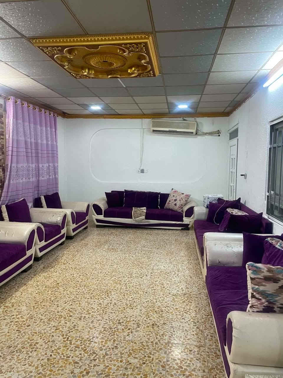 ديوان طول ١٠ أمتار مثل ما موضح الصورة
وبردات لو بنفسجي أيضا 
السعر كامل ١٧٠ الف 
الي يحب يدخل خاص


**إذا كنت صاحب هذا الإعلان وتريد حذفه لأي سبب، رجاءا أرسل رسالة إلى الدعم الفني**