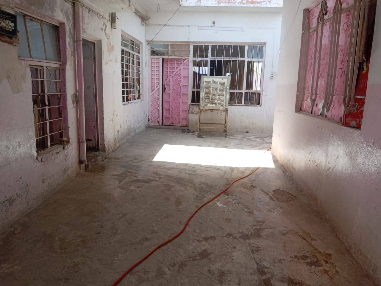 الدار للبيع في حي الصلاح الزراعي قرب مجسر اليرموك 
الدار طابقين الطابق الاول غرف نوم 3استقبال هول مطبخ صحيات كراج طابق الثاني غرفتين نوم 
مساحه 200متر وجهه 12متر 
السعر خاص او الاتصال على الارقام التالية 
ابو عبدالله ***********
حمودي الجواري ***********
او زيارة المكتب الكائن في حي الغفران قرب منتزه بست فيو
