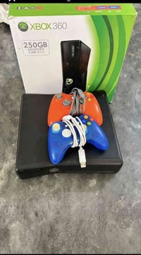 Xbox360 للبيع سعره 140وبيه مجال  نضيف كامل ملحقات للتواصل عالرقم 07802...