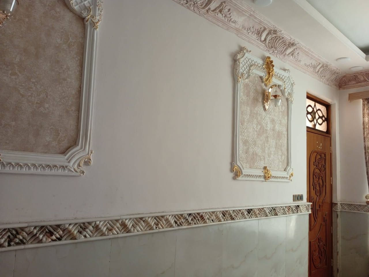 بيت للبيع طابو منطقه مقاطعة 5 قرب دار مسنين مساحته 200 بناء حديث متوفر خدمات ماء + كهرباء موقعه على شارع 30 سعر 143 مليون وبي مجال 
***********
