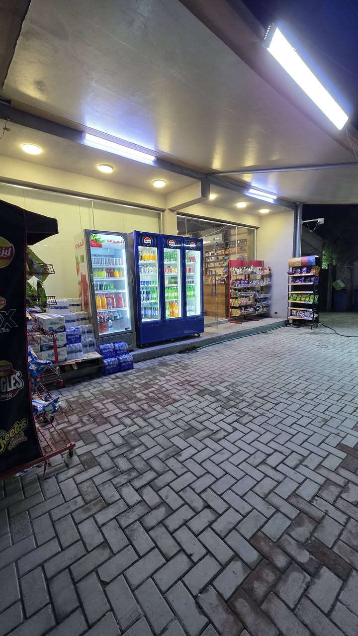 السلامعليكم للبيع أسواق تحتوي عل ٦برادات عامودي ٢ لشركه تحتوي عل ٥عوارض بطحيه ١لشركه سبلت ٣ طن كنتوري سبلت تعليك لايوجد مكانها بغداد الدروه السعر١٩ وبيها مجال ايجارها ٤٥٠ اللاستفسار ***********
