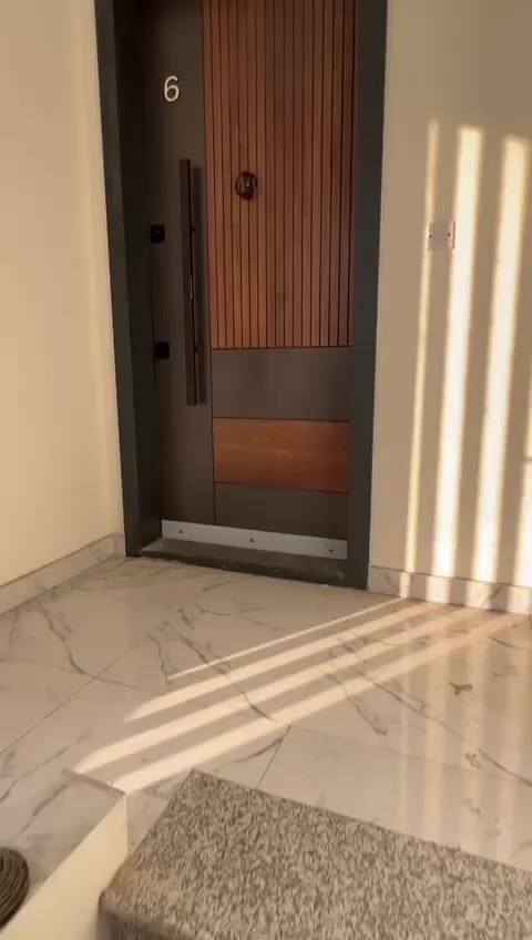 للايجار شقة حديثة طابق ثاني حي القاهرة قرب جسر البنوك تحتوي على صالة ومطبخ وخدمات وغرفتين نوم للاستفسار اكثر ***********
***********
