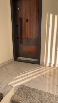 للايجار شقة حديثة طابق ثاني حي القاهرة قرب جسر البنوك تحتوي على صالة و...