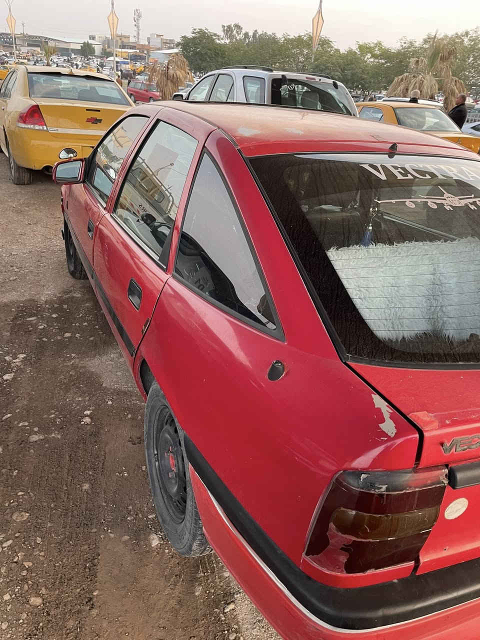 السلام عليكم اوبل فكترا موديل 1993 سياره سنويه جديده ودفتر بانزين بيها وسياره ع بلاد ومحرك 16 قايش عريض والسعر 33 وبيها مجال 
***********
