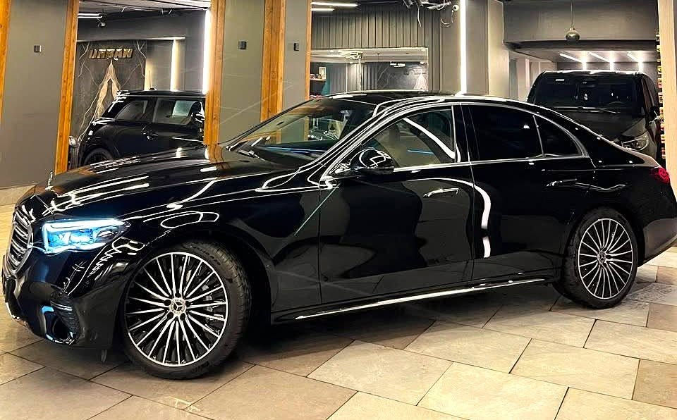 Mercedes E200 Exclusive
2026 Fully loaded
Zeroo جديده
تيربو مع نظام هجين 
سقف بانوراما

-------------------------------------------
9G-TRONIC
العزم  320 نيوتن
تريبل اسكرين
هيد اب
سماعات برومستر
بصمة خارجية
كراسي تسخين

-------------------------------------------

تكييف ٤ زون
فوانيس دجيتال
 كاميرا 360 درجة
ونظام ركن نشط
 شاحن لاسلكي، توصيل ذكي للهواتف (Apple CarPlay / Android Auto) لاسلكياً كاميرا مدمجة لتسجيل الأحداث
-------------------------------------------

نظمة القيادة المساعدة  رصد النقاط العمياء (Blind Spot)، الحفاظ على المسار (Lane Keep Assist)، ونظام مراقبة انتباه السائق.

-------------------------------------------

شنطة كهرباء
جنط مقاس 20
اللون اسود فرش جملي القاهرة, مصر


**إذا كنت صاحب هذا الإعلان وتريد حذفه لأي سبب، رجاءا أرسل رسالة إلى الدعم الفني**
