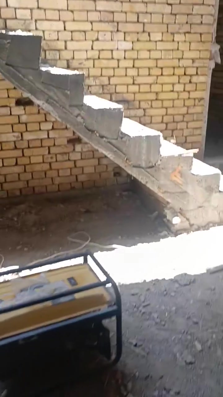 هيكل كامل مأسس كهرباء وبيبان وشبابيك شغل كله درجه اولى يحتوي ثلاث غرف وصاله واستقبال ومناورعدد2 طابو 
صرف بإسمي سديناويه قرب مدرسة صفي الدين الفرع قبل الحديقه
رباط كله شيش ابو 16
جسور مخفيه كله شيش ابو 16
شغل كله درجه اولى تسكام
غرفتين قياسهن 4×4.5
غرفه 3×4
صاله 6×6.25
 استقبال 7×4
صحيات داخليه وخارجيه 
بيبان وشبابيك ثقيل فصال فريم ابو 4
***********
