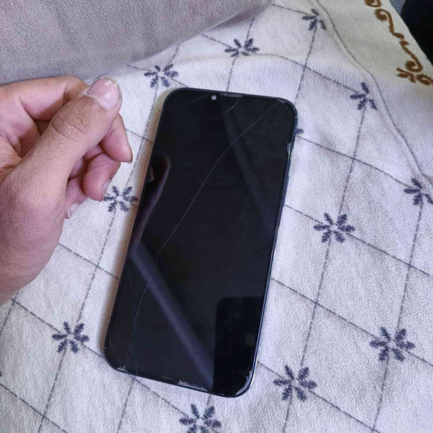 السلام عليكم آيفون 13برو ماكس أمريكي مبدل شاشه الكامره مكسوره والظهر  بطاريته 85 ملحقاته كامله كارتونه معه كيبل شحن سعره 425وبي مجال مكاني كربلاء رقم الهاتف ***********
