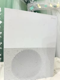 عندي اكس بوس وان اس نص تيره يجي جهاز مامفتوح يجي وياه يدتين وحده اصلي ...