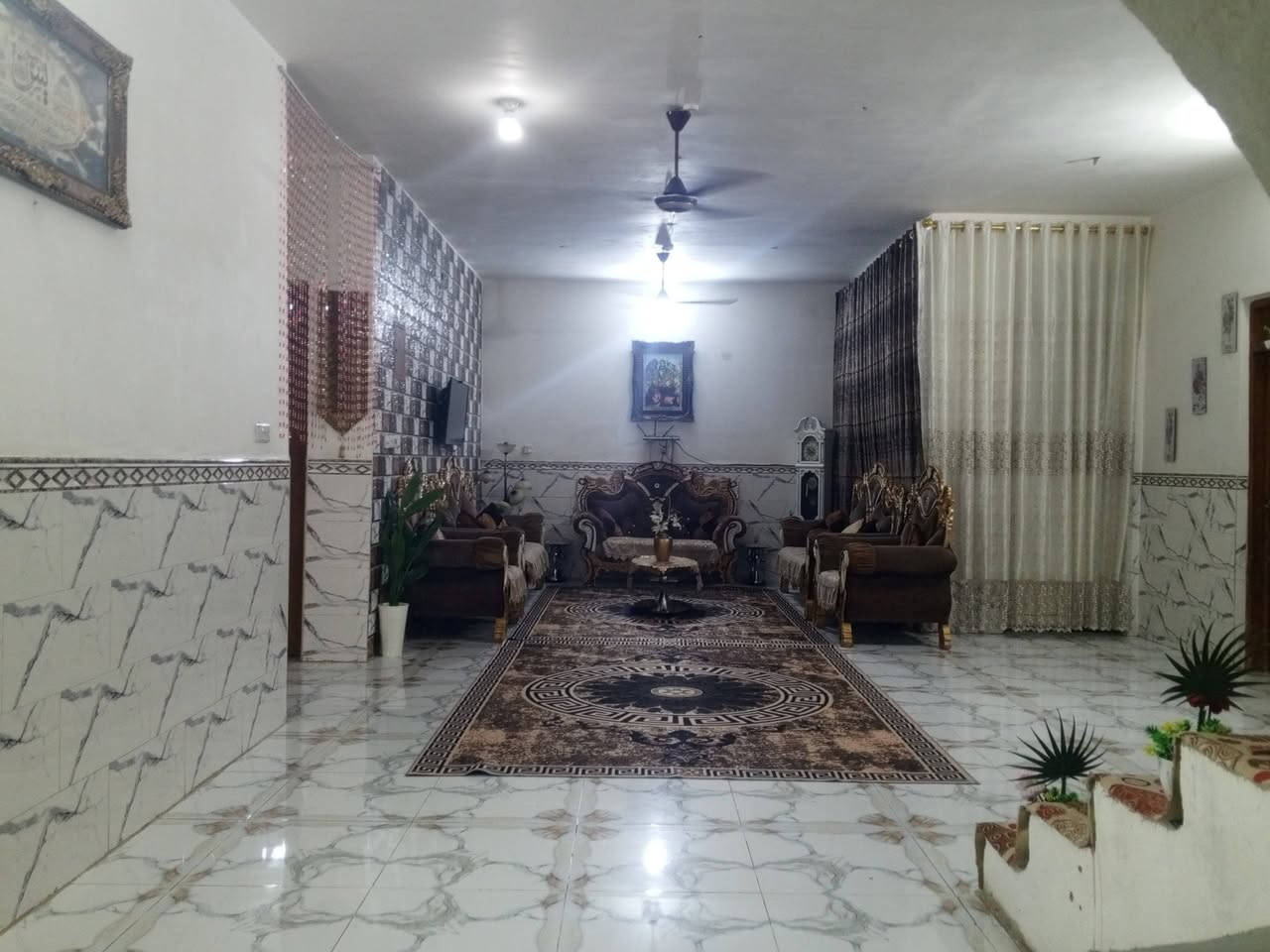 بيت للبيع مساحه 270 متر ركن شارعين حي الحكيم نزله شيهد نزار الرقم ***********

ددددد
