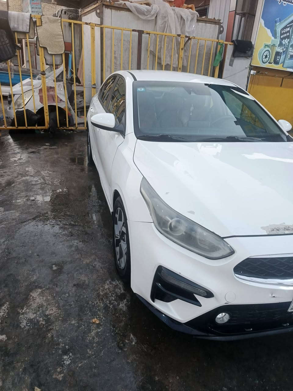 السلام عليكم كيه فورتي وارد أمريكي مديل 2020 
حادث بسيط جاملغ وشويه من البنيد بدون دواخل 
كير محور أي تي ماشيه  66ميل 
مكاني بغداد العبيدي شارع عشرين 
سعر 135 وبيعه مجال بسيط 
رقم الهاتف ***********
