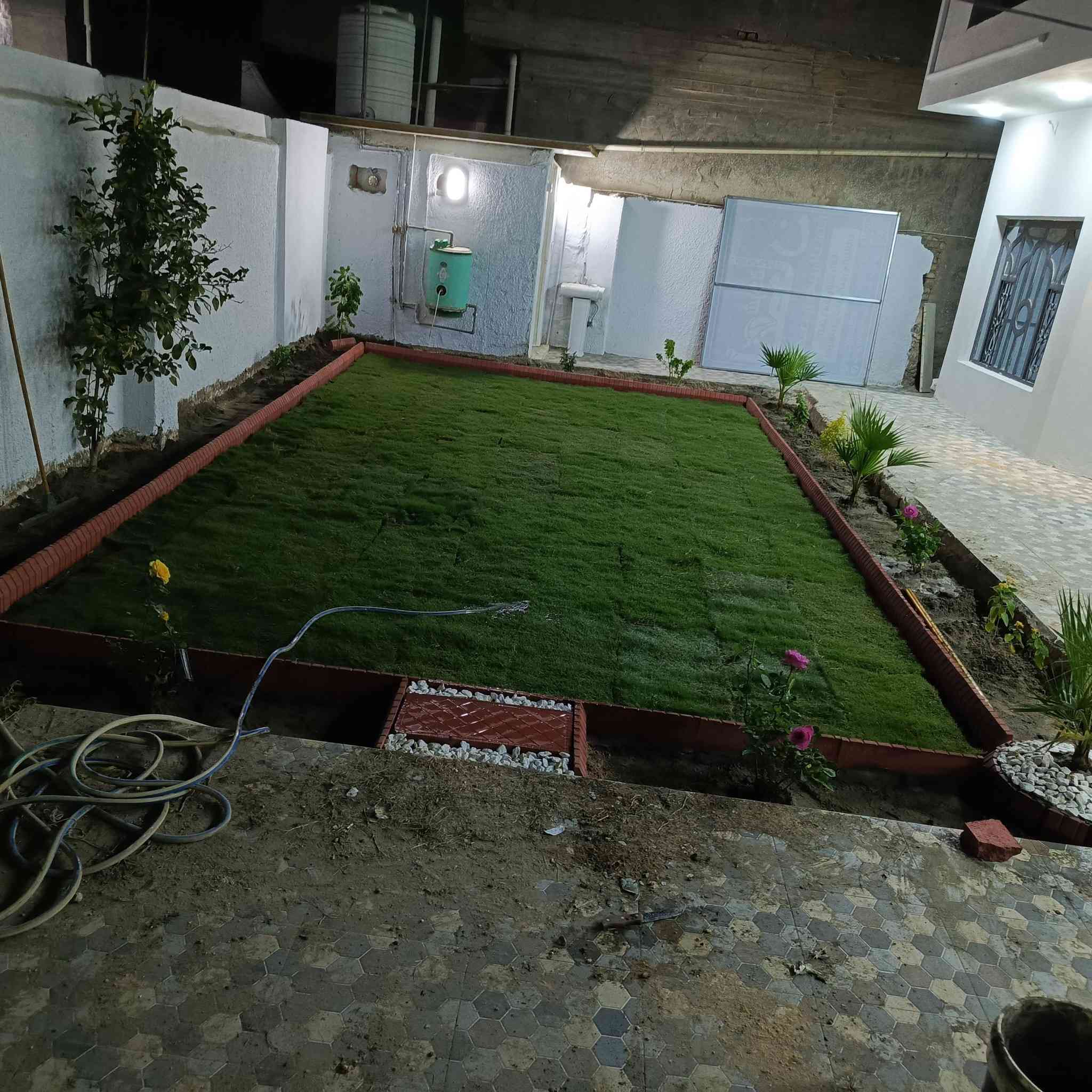 اليوم بتاريخ 2026/15رمضان
تم نجاز حديقه في حي الصحه
تفاصيل العمل👇
1حفر الحديقه بعمق 60سم وستبدال التربه بتربه مفحوصه مختبر.
2عمل الاين فاصل بين الاشجار والثيل
3فرش الحديقه بلكامل ثيل انكليزي دائم الخظار
4تشجير الحديقه حسب الطلب
#لعمل_كل مايخص الحدائق اتصل بلرقم 
*********** او مراسله وتس اب
