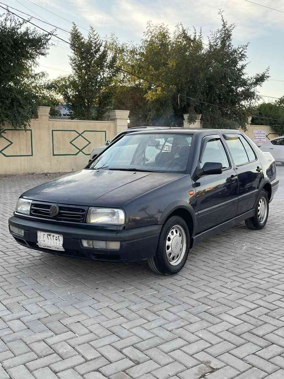 السلام عليكم ورحمة الله وبركاته
فنتو موديل 1994 
رقم بغداد الماني مشروع وطني 
مكينه 2000 بيضه
بيها دخانه من صالصنه فقط
كير مكفول على الفحص
تبريد شغال 
صدر امامي خلفي جديد 
ضربه فقط جاملغ خلفي وطارف الحوض
وشرط الباقي صبغ فقط بدون معجون تجي وتشوف وتفحص
غرفتها جديده جداً كراسي وبطاين بوب ودشبول لا كسر لا فطر 
كهربئيات كلها شغاله مابيها اي نقص
عنوانها بغداد العامريه شارع العمل الشعبي 
سعرها 45 
***********
