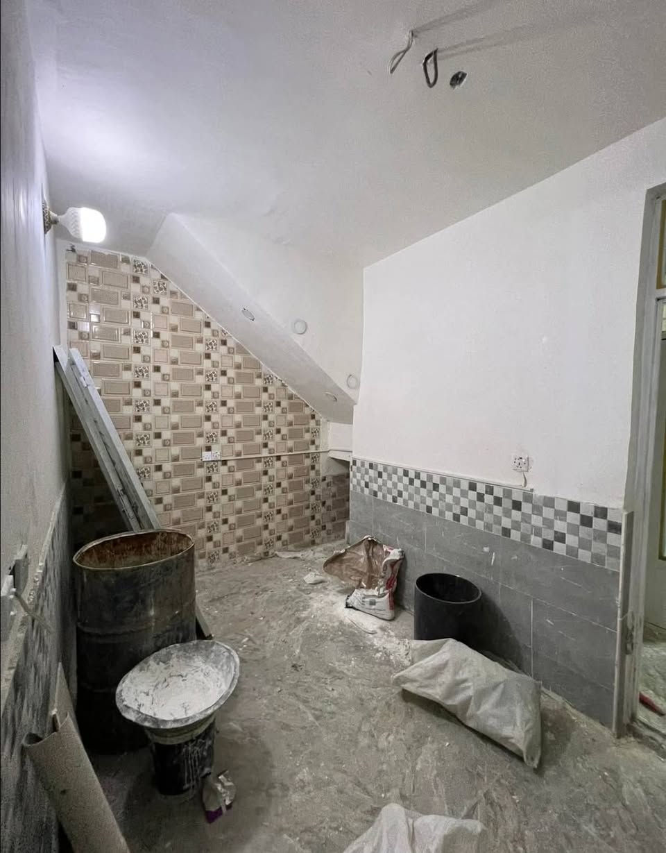 شقه ارضيه غرفه وصاله وخدمات حديثه 
ـ منطقة الفضل قريب شارع الجمهوري فرع البراجه 
ـ سعر الأيجار ٣٠٠ الف 
ـ للتواصل / ***********
