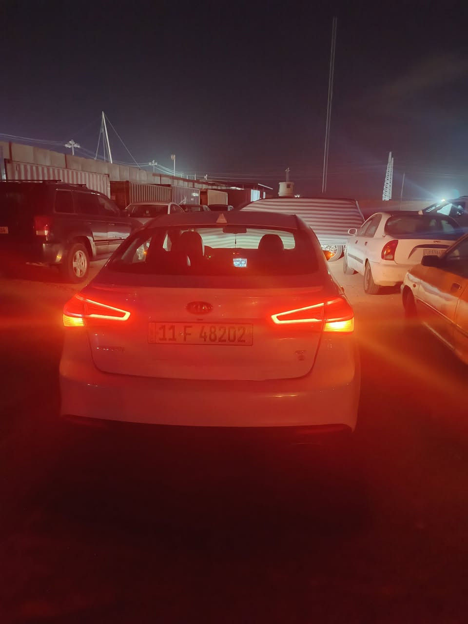 للبيع او المراوس بأحدث كيا فورتي ١٧ لون ابيض  وارد امريكي رقم بغداد بأسمي فول الفول محرك 2000GDI كير ATM محرك وكير وتبريد وتدفئة مكفول بيه ضربه بسيطه بالباب خلف الصدر مصلحه بدون صبغ  للاتصال *********** مكان السيارة بغداد .ال سعر117وبيها مجال . بغداد, العراق
