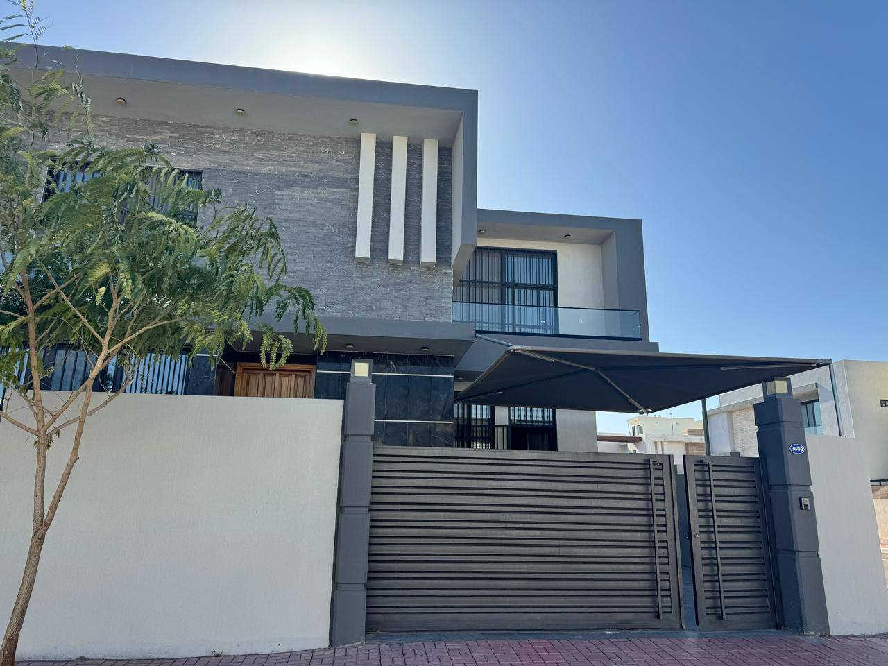 بيت  مميز للبيع في مجمع عمر الراوي  المرحلة السادسة مجاور معمل الزجاج 
📍 الموقع : مرحلة السادسة شارع 15
📐 المساحة: 260 متر
🏗 سنة البناء: 2023
🏠 الطوابق: طابقين
💰 السعر :340000000 ثلاثمائة واربعون مليون 

🔹 التفاصيل:
▪️ الطابق الأول: غرفتين نوم واحدة منها سويت
▪️ الطابق الثاني: ثلاث غرف نوم اثنين منها سويت 
▪️ صالة
▪️ استقبال
▪️ مطبخ
▪️ الأرضية مرمر والواجهة مرمر وحجر نحيت 
      الألوان النوافذ والابواب  المنيوم 

🗂 تفاصيل اكثر مراجعة عقارات المهندس
      الرمادي شارع عمر مجاور مندي الفخار

📞 للاستفسار أكثر:
***********
***********
