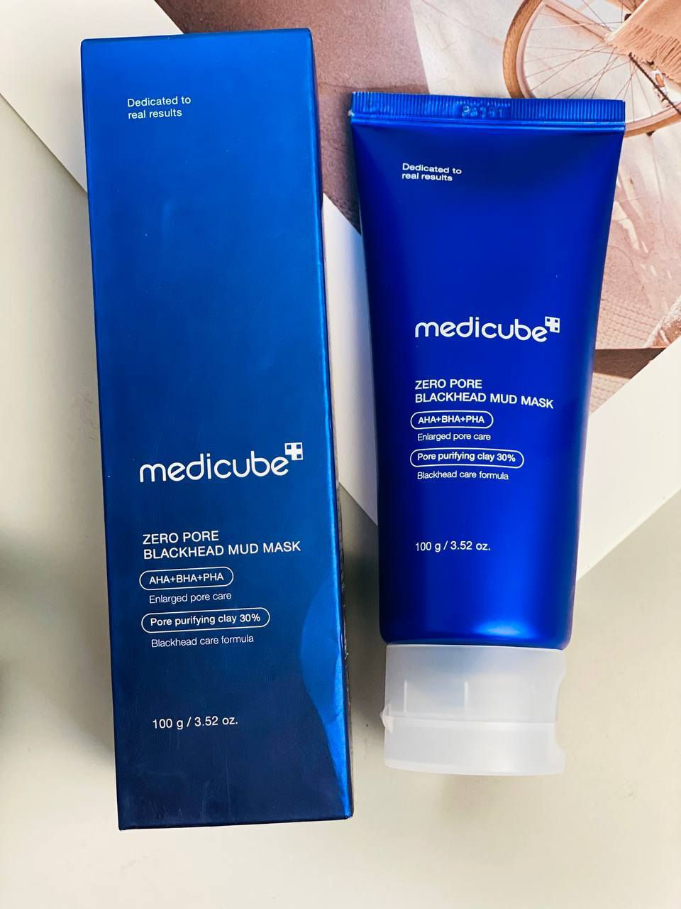 Medicube -Zero Pore Blackhead Mud Mask ماسك 🇰🇷🇰🇷الطين الازرق الكوري

ماسك الطين لتنظيف المسام وإزالة الرؤوس السوداء من ميديكوب (Medicube) 
✨ احصلي على بشرة نظيفة، ناعمة، ومنتعشة خلال 3 دقائق فقط! 
تم تطوير هذا القناع الفعال بعناية لاستهداف المسام بعمق وإزالة الأوساخ، الزيوت، والشوائب، مما يساعد على تقليص حجم المسام وتحسين مظهر البشرة بمرور الوقت.
الفوائد الرئيسية
✔ تنظيف عميق للمسام: يتغلغل القناع داخل المسام لاستخراج الشوائب والدهون الزائدة 
✔ إزالة الرؤوس السوداء: يقشر البشرة بلطف ويزيل خلايا الجلد الميتة 
✔ تأثير مهدئ ومبرد: يهدئ البشرة ويقلل الاحمرار بفضل تركيبته اللطيفة .
✔ نتائج سريعة: يبدأ مفعوله خلال 3 دقائق فقط 
✔ تم اختباره من قبل أطباء الجلدية: تركيبة منخفضة التهيج، مناسبة لجميع أنواع البشرة
✔ خالٍ من المكونات الضارة: خالٍ من الكحول، المعادن، القسوة، والجلوتين
المنشأ كوريا الأصلي 🇰🇷🇰🇷

السعر 12 الاف 
🚘يوجد خدمة توصيل لجميع محافضات العراق 🚘


**إذا كنت صاحب هذا الإعلان وتريد حذفه لأي سبب، رجاءا أرسل رسالة إلى الدعم الفني**