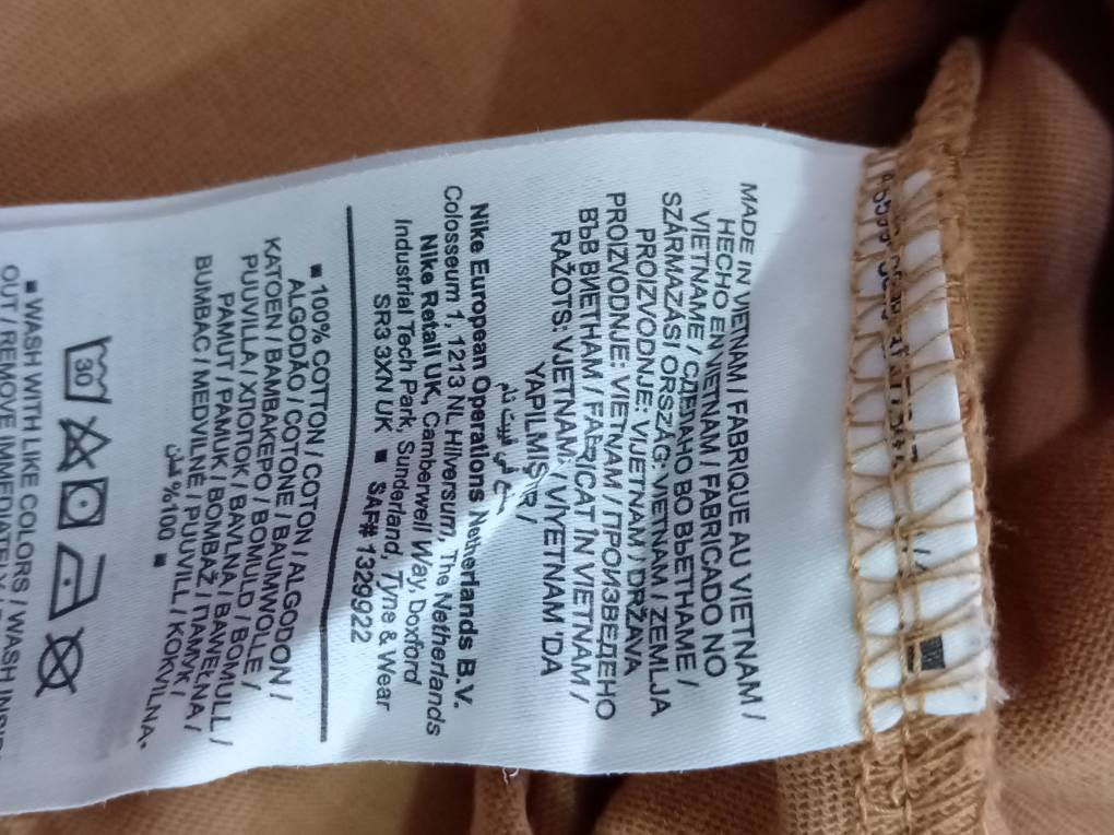 🔥 تيشيرت نايكي (Nike) "ميلتي-لوغو" الأصلي – إصدار خاص 🔥
للبيع تيشيرت نايكي (Nike) أصلي 100%، قطعة فريدة ومميزة جداً لعشاق الماركة. التصميم عصري وكاجوال، ويجمع بين ألوان فخمة وجودة نايكي المعروفة.
​القطعة فريدة لأنها تأتي بتصميم الـ Multi-Logo:
​دمج لشعارات نايكي التاريخية (Swoosh) البنفسجية بشكل عمودي أنيق.
​شعار نايكي (Swoosh) كبير في المنتصف باللون البنفسجي الزاهي.
​عبارة "Just Do It." وشعار كلمة "nike" مكتوبين بشكل متناسق.
​المواصفات الفنية:
​الماركة: Nike (نايكي) - أصلية.
​بلد المنشأ: صنع في فيتنام (Made in Vietnam).
​المقاس: M (متوسط).
​الخامة: 100% قطن (Cotton) طبيعي، ناعم جداً ومريح جداً على الجسم، مثالي للصيف والجو الحار.
​اللون: خردلي / بيج غامق (Tan/Mustard)، لون فخم ومميز جداً.
​الحالة: [ مستخدمة بحالة الوكالة].

​المميزات الإضافية:
​خياطة دقيقة ونظيفة (ظاهرة بالصور).
​تدعيم داخلي للرقبة باللون البنفسجي لضمان عدم تمدد الرقبة بعد الغسيل.
​الطباعة البنفسجية عالية الجودة ولا تتأثر بالغسيل.
​
​#نايكي #Nike #تيشيرت_نايكي #JustDoIt #ملابس_رجالية #تيشيرتات #أصلي #فيتنام #نايكي_أصلي #كاجوال #سبورت النجف, العراق


**إذا كنت صاحب هذا الإعلان وتريد حذفه لأي سبب، رجاءا أرسل رسالة إلى الدعم الفني**