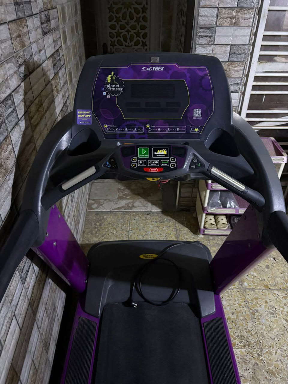 *للبيع: جهاز سير كهربائي تجاري Cybex 770T*

السلام عليكم 

للبيع جهاز سير كهربائي مستعمل
*الماركة: Cybex*
*الموديل: 770T - نسخة Planet Fitness البنفسجية*
*النوع: جهاز سير تجاري Gym Grade*

*المواصفات:*
1.  محرك قوي 5.0 HP AC يتحمل الشغل الثقيل
2.  سرعة من 0.8 إلى 19.3 كم/ساعة
3.  ميل إلكتروني من 0% إلى 15%
4.  يتحمل وزن لحد 180 كغ
5.  شاشة LCD ببرامج جري مختلفة + حساس نبض باليد
6.  الحزام بمقاس تجاري كبير

*الحالة:* مستعمل، الحزام يحتاج تبديل قريب بسبب تشققات بسيطة. الموتور والشاشة شغالين. 
الجهاز ثقيل ومناسب للصالات أو الجيم المنزلي الكبير، ما ينطوي.

*السعر: [10ورقات] قابل للتفاوض*
*المكان:الشعب شارع الصحة 
*للتواصل: [***********]*

البيع لعدم الحاجة. اللي يرغب يجي يشوف الجهاز ويجربه قبل.

--- بغداد, العراق
