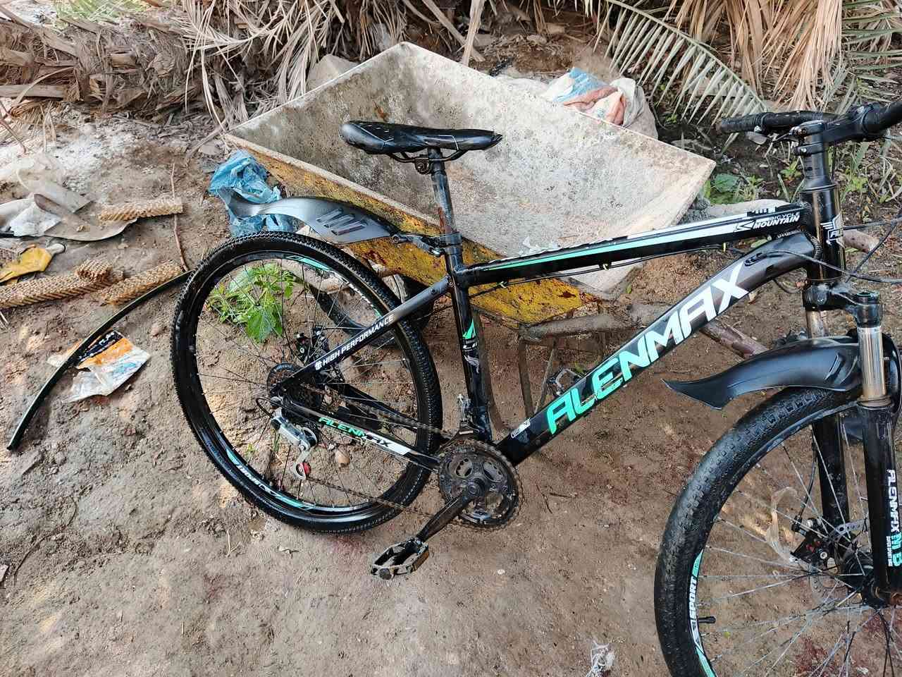 باسكل جبلي حلو ونضيف بس متروك كلشي بي كامل ما عدا بنجر التاير الخلفي سعر75 مكاني بغداد الامين الثانية تواصل واتساب*********** وفيس خاص
