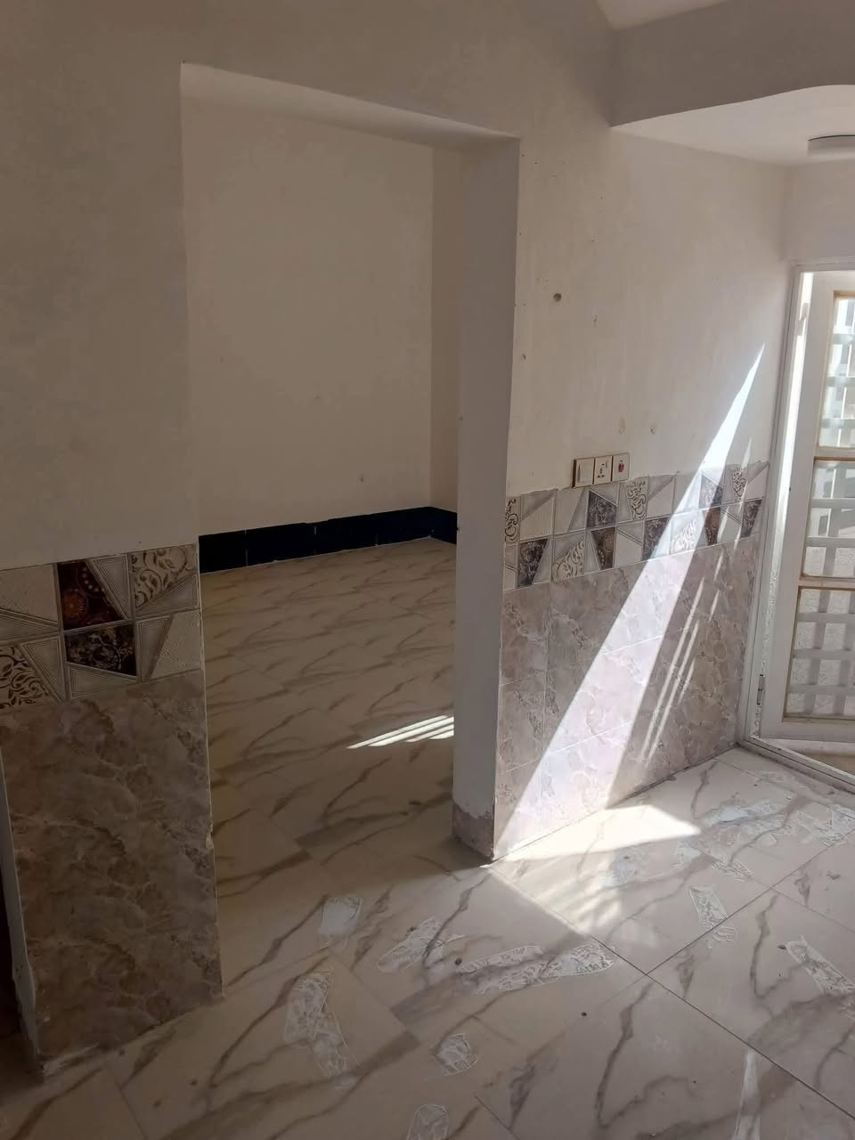 السلام عليكم يتوفر بيت للبيع المساحه ١٠٠متر في منطقه الشبانات قرب الحولي مآل أبو مهدي المهندس بنزله الاخيره خدمات كامله مي ومجاري وكهرباء وتبليط عرض الشارع 9متر البيت طابق واحد يحتوي على غرفتين نوم وصاله ومطبخ واستقبال وصحيات ومنور وطارمه نوع العقار 117منطقه سكنيه وأيضا على شارع الزوار الاستفسار عن السعر ***********او***********
