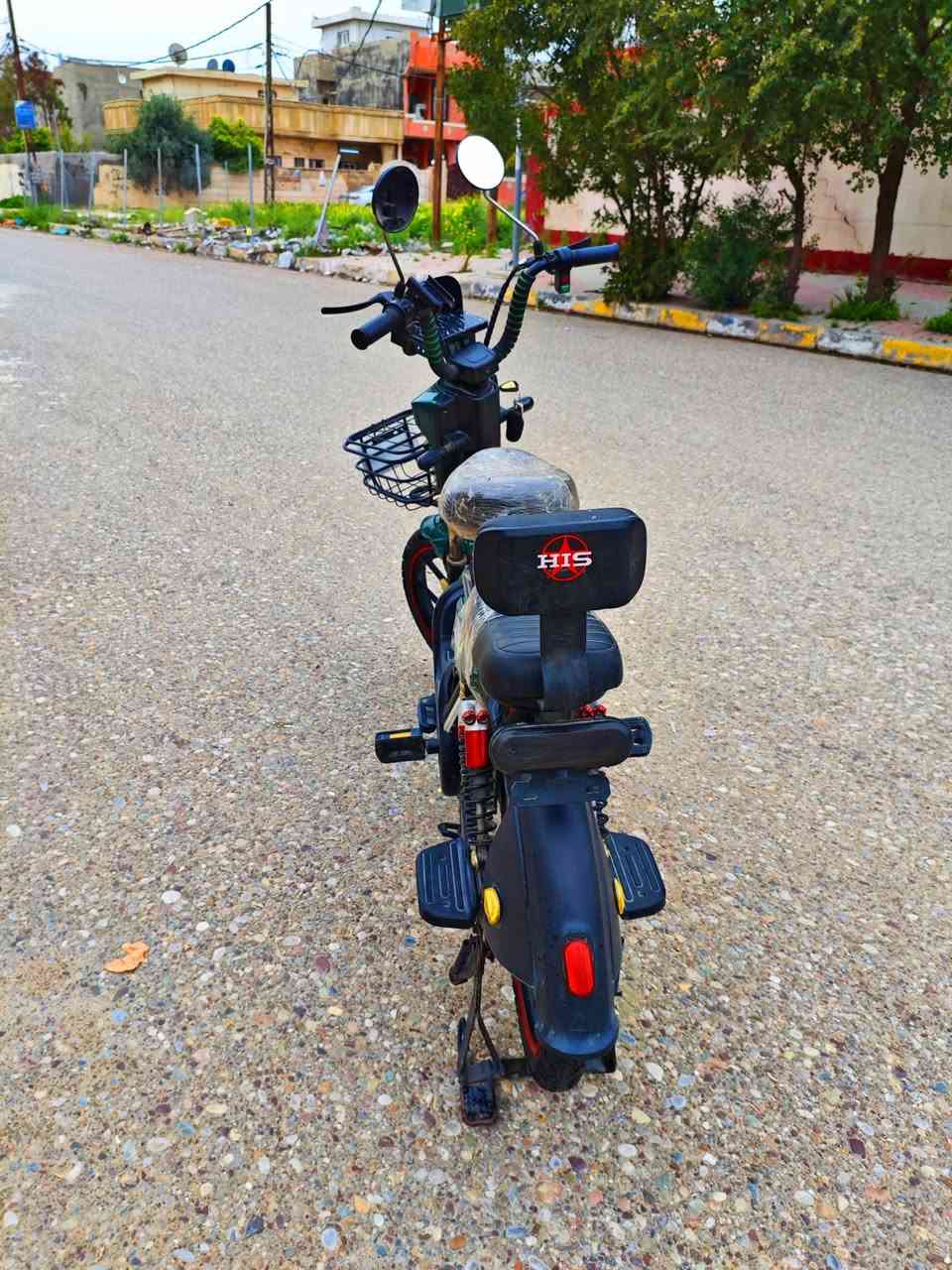السلام عليكم. دراجه شحن موديل 2024 نوع his مشتري بنهاية 2024 . يجي ويا سويجين وثنين تحكم عن بعد.خمس بطاريات برتقالي اصلي. الاضائات كلهن يشتغلن مابي اي نقص بس المرايه اليسرى تبديل يحتاج. السرعه مالته نفسها والبطاريات قويات كلش. والتايرات كلهم مسويهن جوب يعني التاير دبل جوب وهاي كدامكم الصور. السعر خاص ***********.مكاني كركوك/ المعارض
