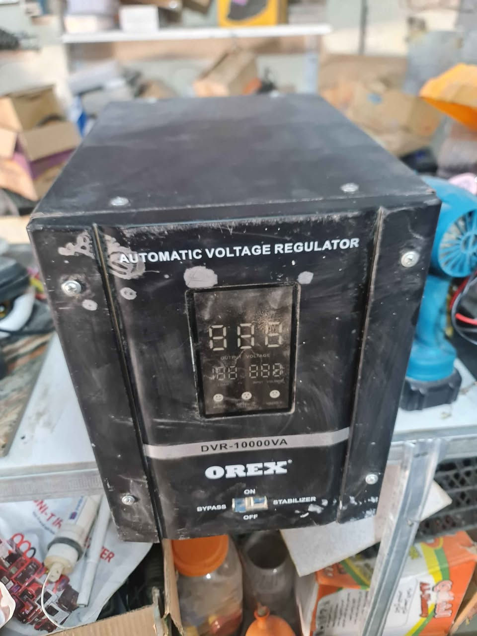 السلام عليكم منظم فولتية بيه مشكلة من اربطه بالكهرباء تنزل الجوزة وابيعه على وضعه ب٤٥ الف 
مشتريه قبل سنه ب 250 دولار بس لان بيه مشكلة ابيعه فحم 
ماعندي توصيل يعني تجي تاخذه من عندي مباشرتا 
مكاني بغداد الشعب مجاور محطه سما بغداد 
***********
موجود واتسب بغداد, العراق
