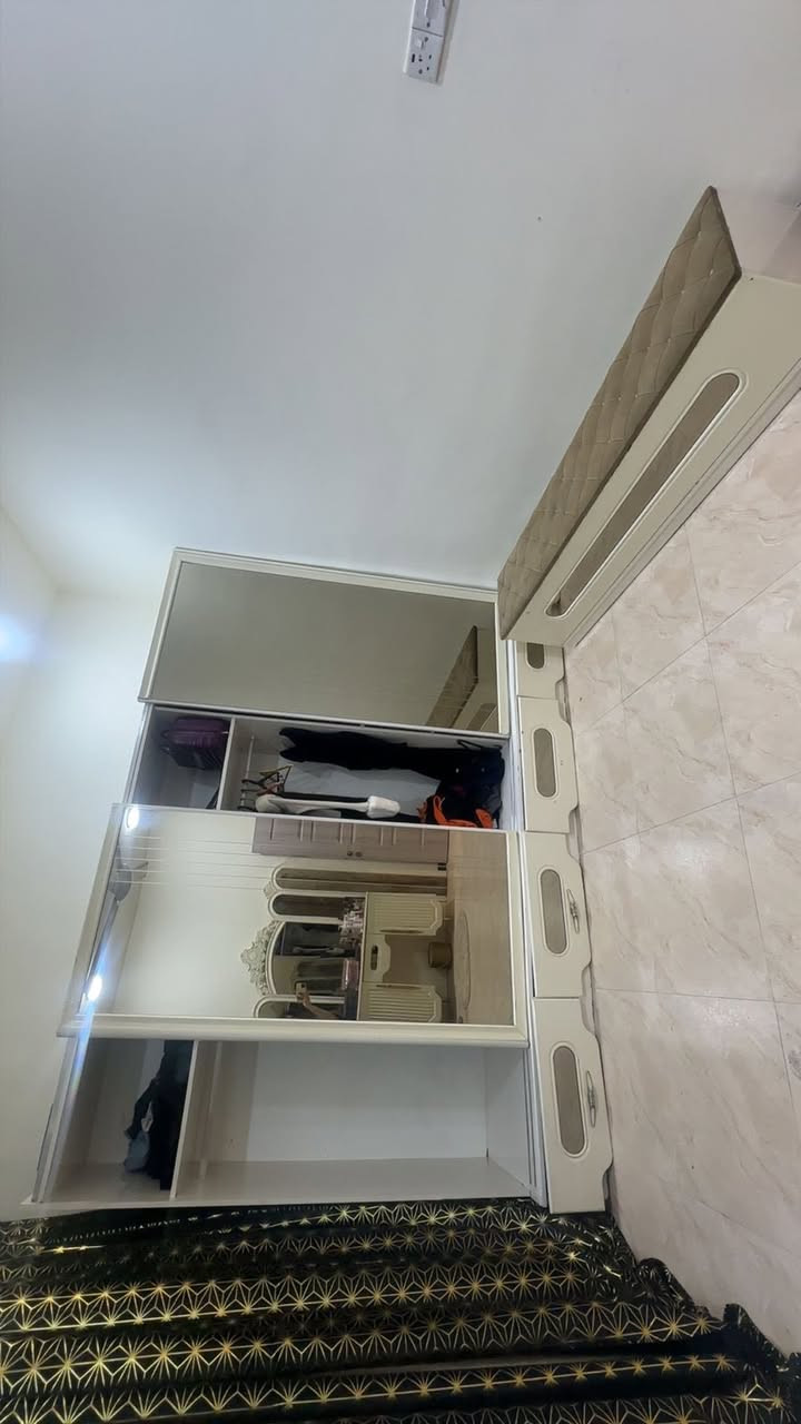 للبيع مابيها اي شيہ سعر 400 //***********
