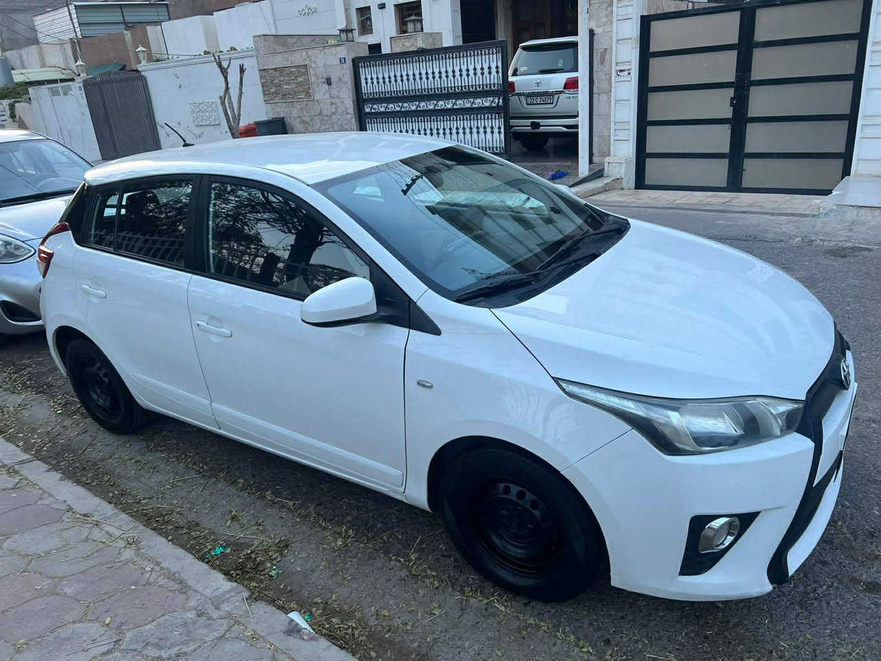 تويتا يارس موديل ٢٠١٥ سةيارةكة زؤر جوان و بةر جاوة دةركةو جاملخةكى پيدى ئارة كةمةكى بةس قةيتانى بشتى تةقية بيشى كبسة رةقةمو سةنوى ١ سالى ماوة بةسةر بجيت كير مةكينة تةبريد تةقة و رةقةى بةشةرت شوين هةولير ١١٠ وةرةقة و مةجاليكى برايانة *********** أربيل, العراق
