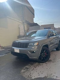 من رخصة الأدمن سياره للبيع جيب كراند شيروكي موديل 2019فول مواصفات بلاك...