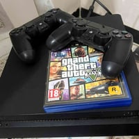 بلي  ps4 اسلم اونلاين نظام 13.4 ذاكرة  1 تيرا  ويا قرص Gta 5  جوستيكات...