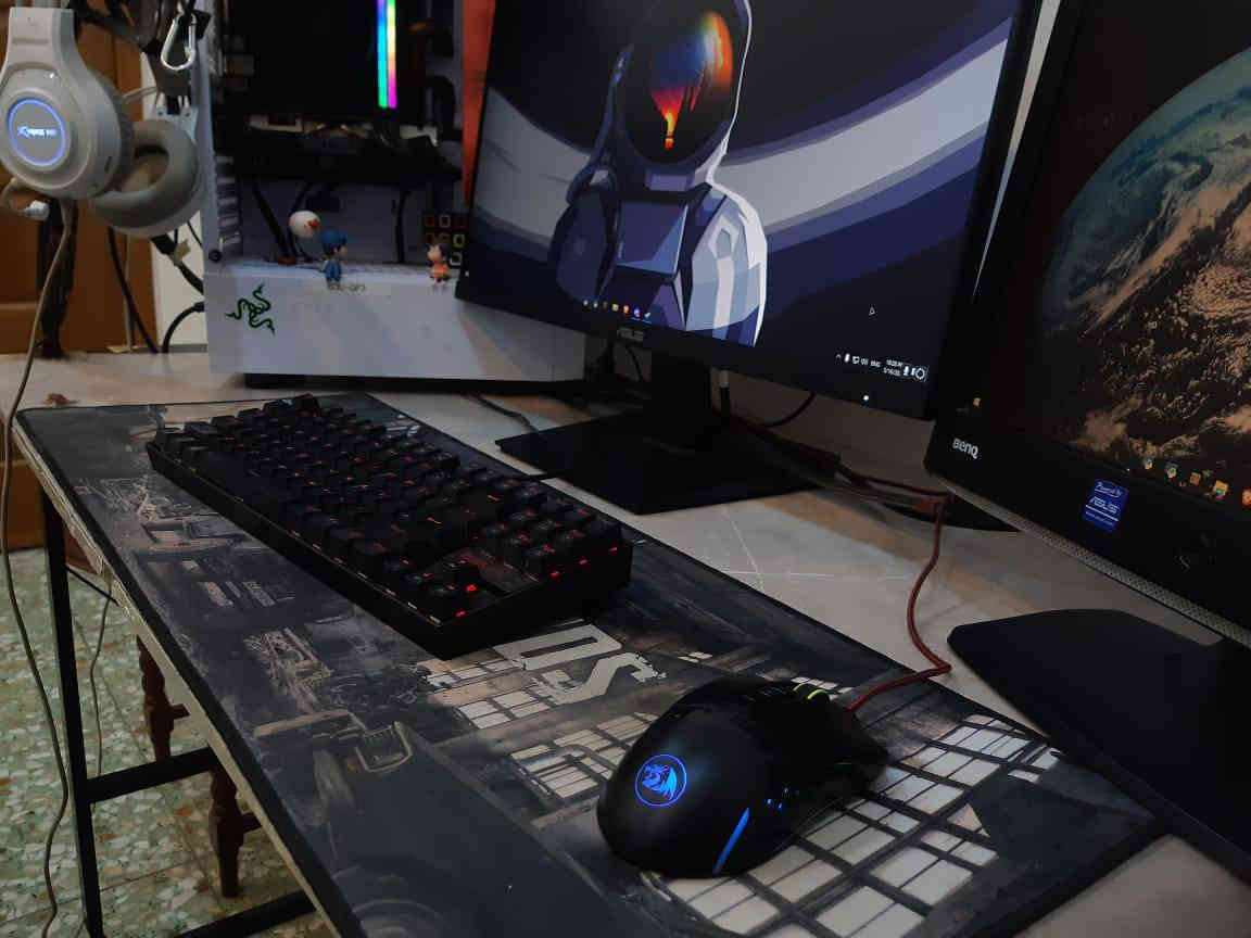 السلام عليكم
سيت اب كامل كيس وشاشتين وميز وكيبورد وماوس وسماعات ويوبي اس وماوس باد
✅ مواصفات الجهاز | PC Specs:
المعالج | CPU: Intel Core i3-10100 (4 أنوية / 8 مسارات – أداء ممتاز)

كرت الشاشة | GPU: NVIDIA GTX 1060 OC 6GB (يشغل ألعاب كثيرة بسلاسة على 1080p)

الرام | RAM: 16GB DDR4 بسرعة 3200MHz

اللوحة الأم | Motherboard: H510M

التخزين | Storage: 2×256GB SSD +hdd. 4t – سرعة في التشغيل والتحميل)

مزود الطاقة | PSU: 500W قوي وثابت

🖥️ الشاشات | Monitors:
ASUS: شاشة 24 ips 1ms
 بوصة – 1080p 100Hz (مثالية للألعاب)

BenQ: شاشة – 1024p 75(ممتازة كـ شاشة ثانوية)

⌨️ الإكسسوارات | Accessories:
كيبورد | Keyboard: Redragon K552 ميكانيكي RGB

ماوس | Mouse: Redragon M712 RGB

سماعة | Headset: Xtrike Me RGB للألعاب

ماوس باد | Mousepad: متوفرة

UPS: 1500VA مع بطاريتين – يحمي من انقطاع الكهرباء

الطاولة | Desk: موجودة ومجانية مع الجهاز

كامل الكيس بس نقص الجامة
عنواني 
كربلاء
السعر قفل 
600
***********
