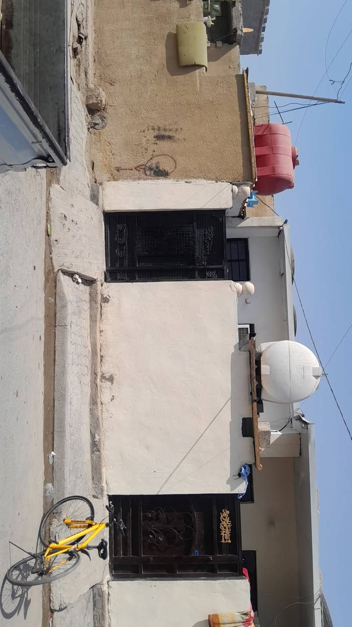 السلام عليكم مرخصةمديرالاكروب المحترم بيت جاهز للبيع زراعي المساحه ٨٠ يحتوي عله ستقبال وصاله ومطبخ وحمام منور زاد قرفه نوم مال عائله  صغيره خدمات كامله مجاري وتبليط مقرنص كهرباء انترنيت ضوئي مولده ذهبي للاستفسار مستعجل على بيعته رجان جيك سعار المنطقه وتعال القدس قرب المستشفى الجديدة  مال الفضيليه *********** سعر ٣٨
