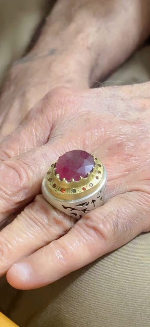 خاتم خشن من تحف  الياقوت الفريقي الطبيعي فرط الرمان صياغة يدوية المبدع برهام( وزن الخاتم ثقيل 42g)  السعر خاص  رجاءا مابيع كسر لين قطعة تحفة 
يوجد توصيل جميع محافظات العراق الاستفسار علة الخاص واتساب ***********
